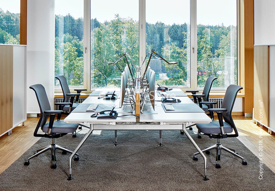 Кресло Vitra ID Mesh Nero, Plano Dark Blue Brown