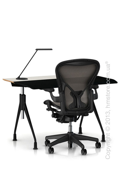 Комплект – стол Herman Miller Envelop Desk, кресло Aeron Chair, светильник Flute