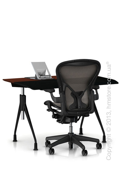 Комплект – стол Herman Miller Envelop Desk, кресло Aeron Chair, держатель Lapjack