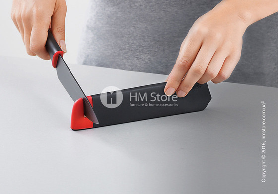 Нож в чехле со встроенной точилкой Joseph Joseph  Slice & Sharpen 3,5