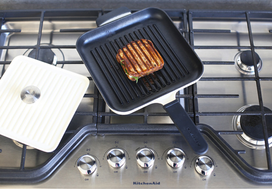 Сковорода чугунная с прессом KitchenAid Grill and Panini 25x25 см, Almond Cream