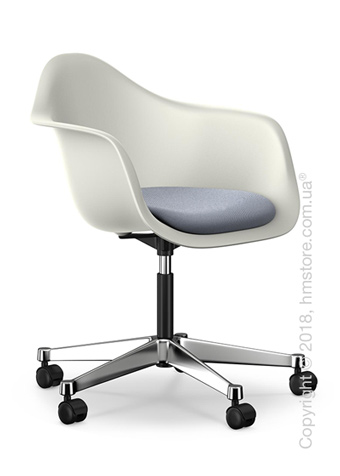 Кресло Vitra Eames Plastic Armchair PACC with seat upholstery, White shell, Dark Blue Ivory