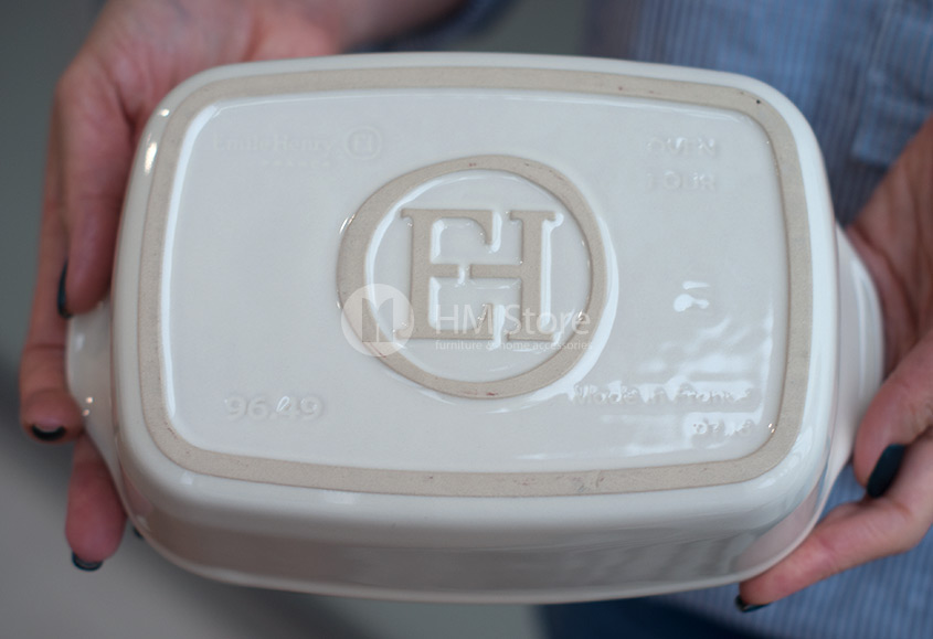 Инициалы бренда на задней части формы