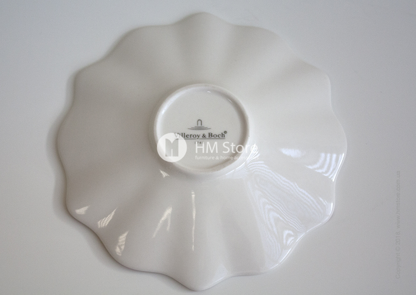 Клеймо бренда на обратной стороне блюдца