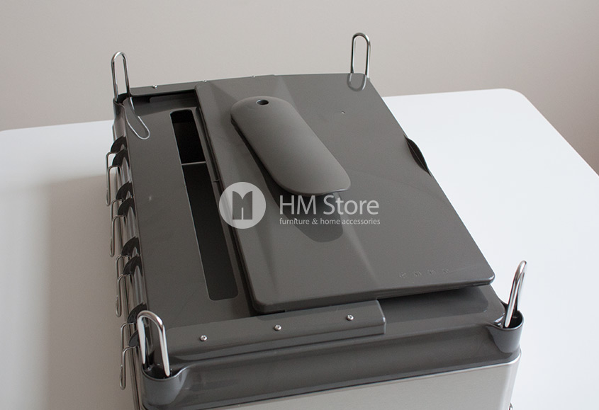 Вид снизу сушилки для посуды Simplehuman Steel Frame Dishrack