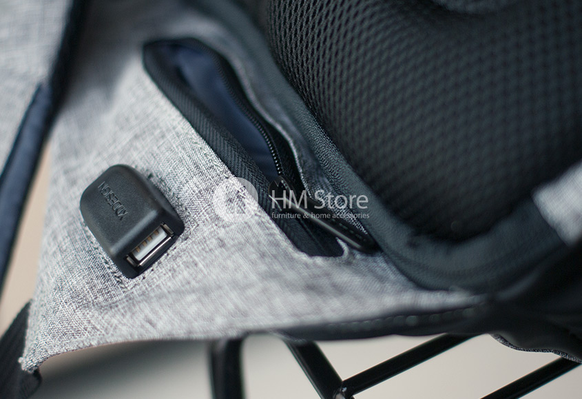 USB-порт и карман возле него