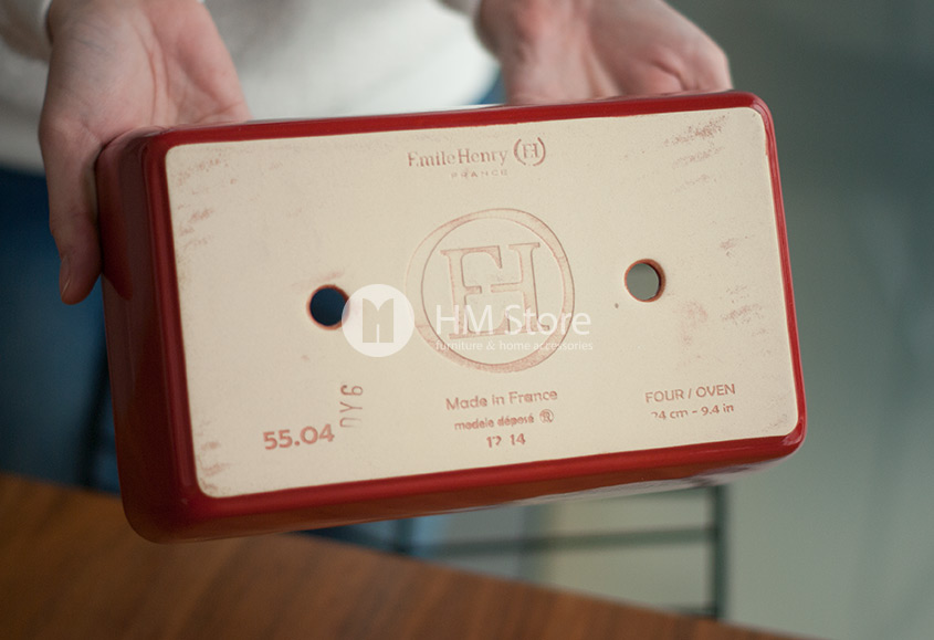 Логотип компании «Emile Henry» и подпись мастера