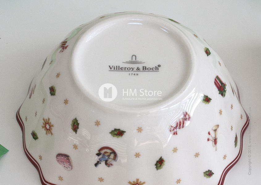 Клеймо бренда на обратной стороне тарелки