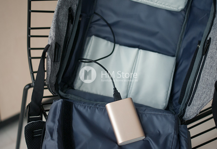 USB-кабель внури рюкзака с Powerbank