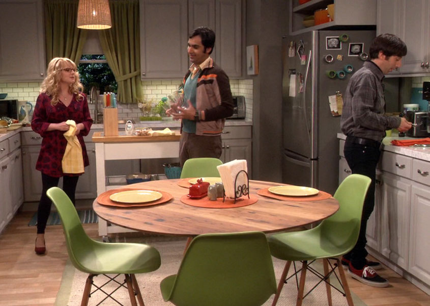 Кухонные стулья Molded Plastic Dining Chairs в «Теории Большого взрыва» (2016)