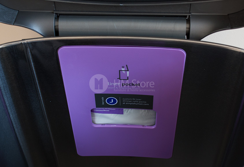 Отверстие, откуда достаются мусорные пакеты